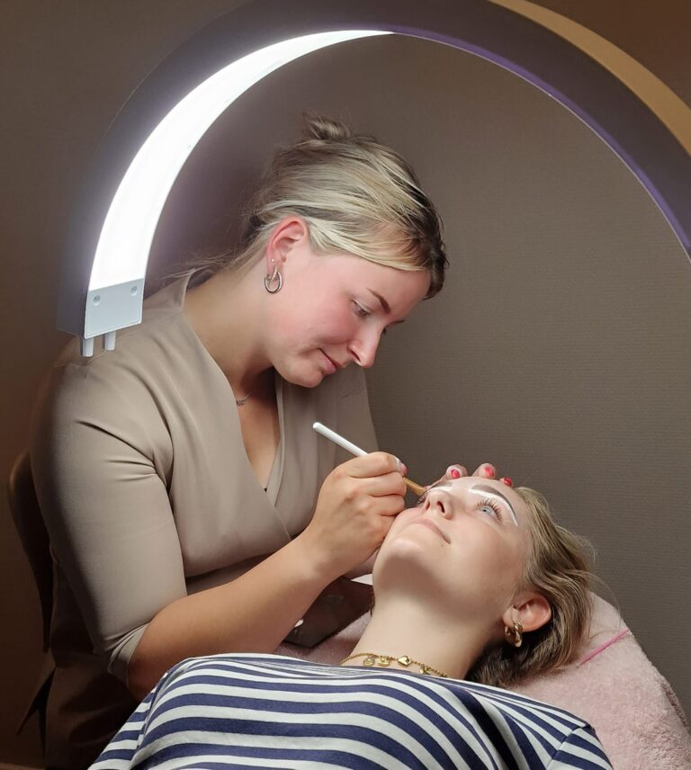 Close-up van perfecte brows en wimperextensions